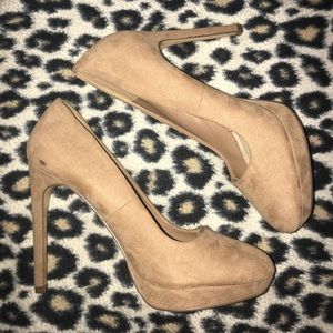 Nude pumps